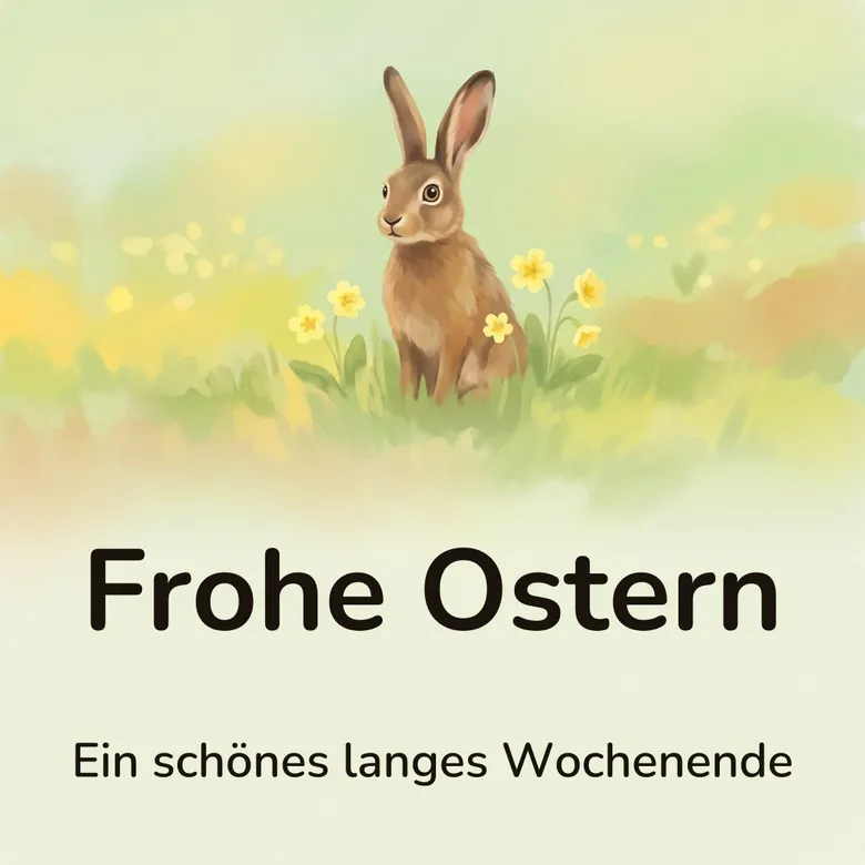 Osterbild: junger brauner Hase sitzt aufrecht in einer Frühlingswiese mit gelben Schlüsselblumen, mit dem Schriftzug „Frohe Ostern“ und „Ein schönes langes Wochenende“